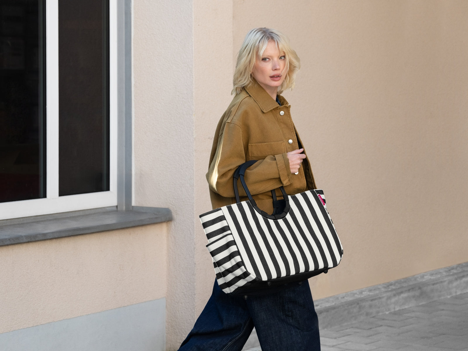reisenthel loopshopper L summerstripes black Lifestyle 2