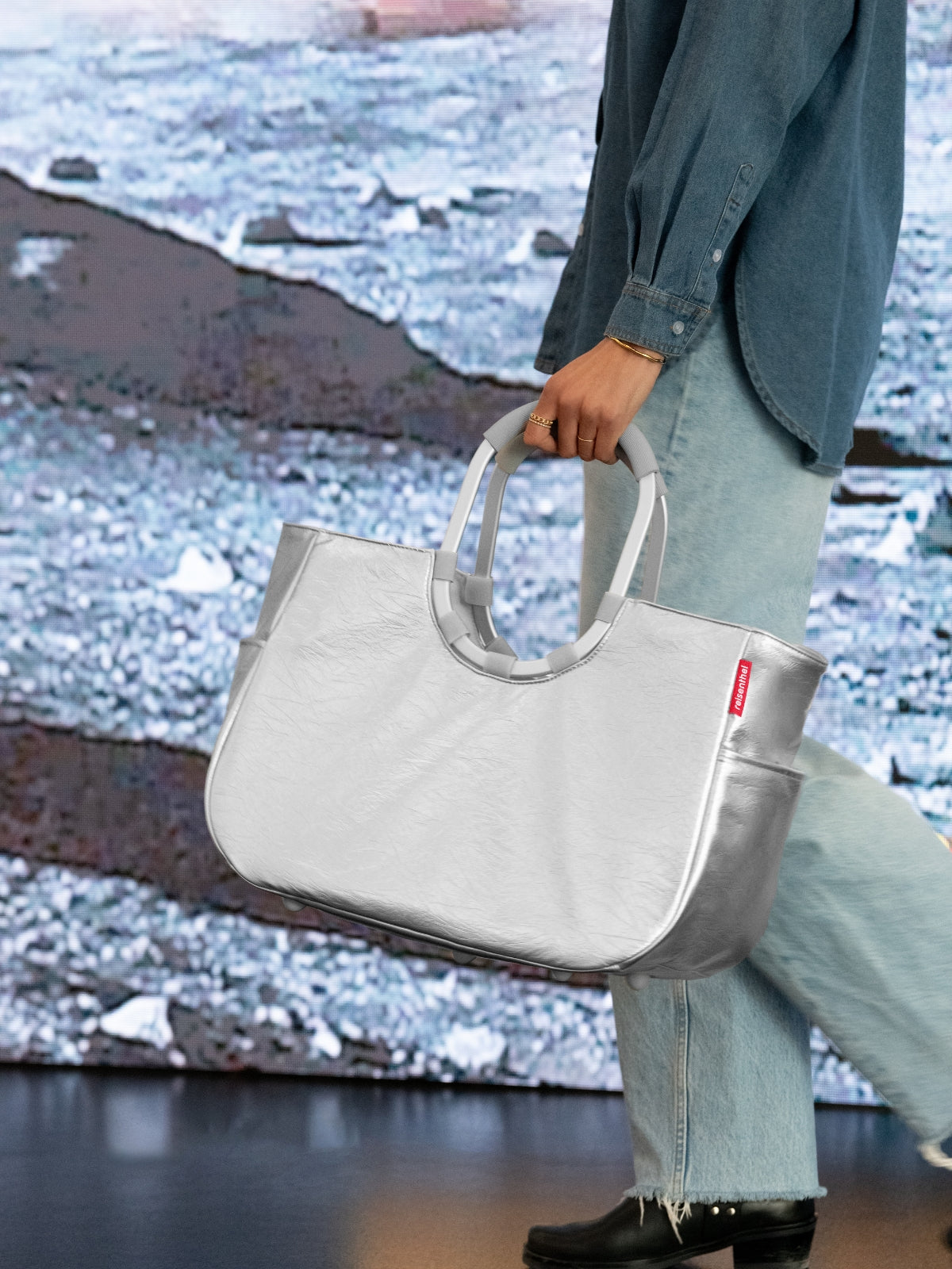 reisenthel loopshopper L silver crackle Lifestyle 4