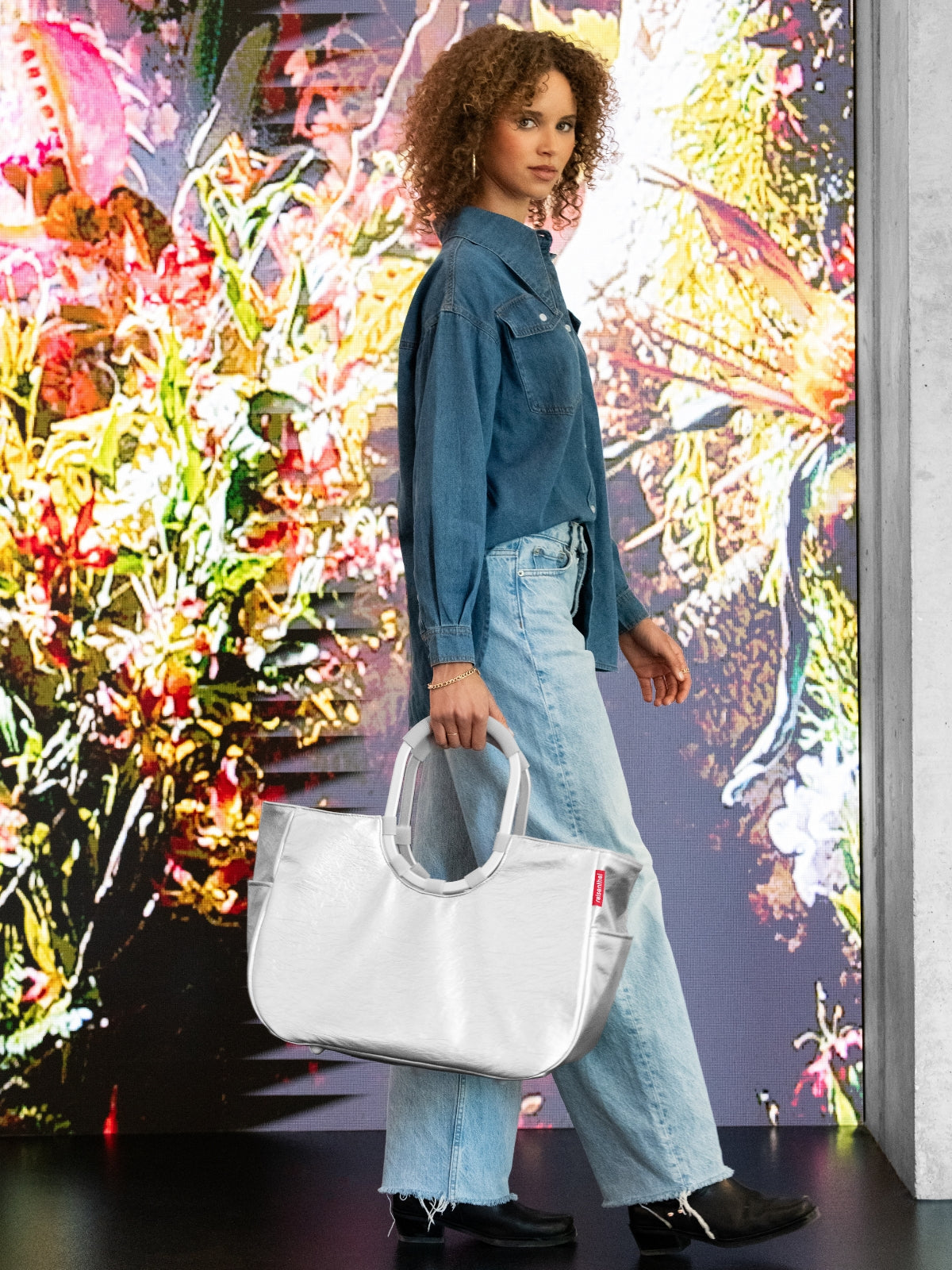 reisenthel loopshopper L silver crackle Lifestyle 5