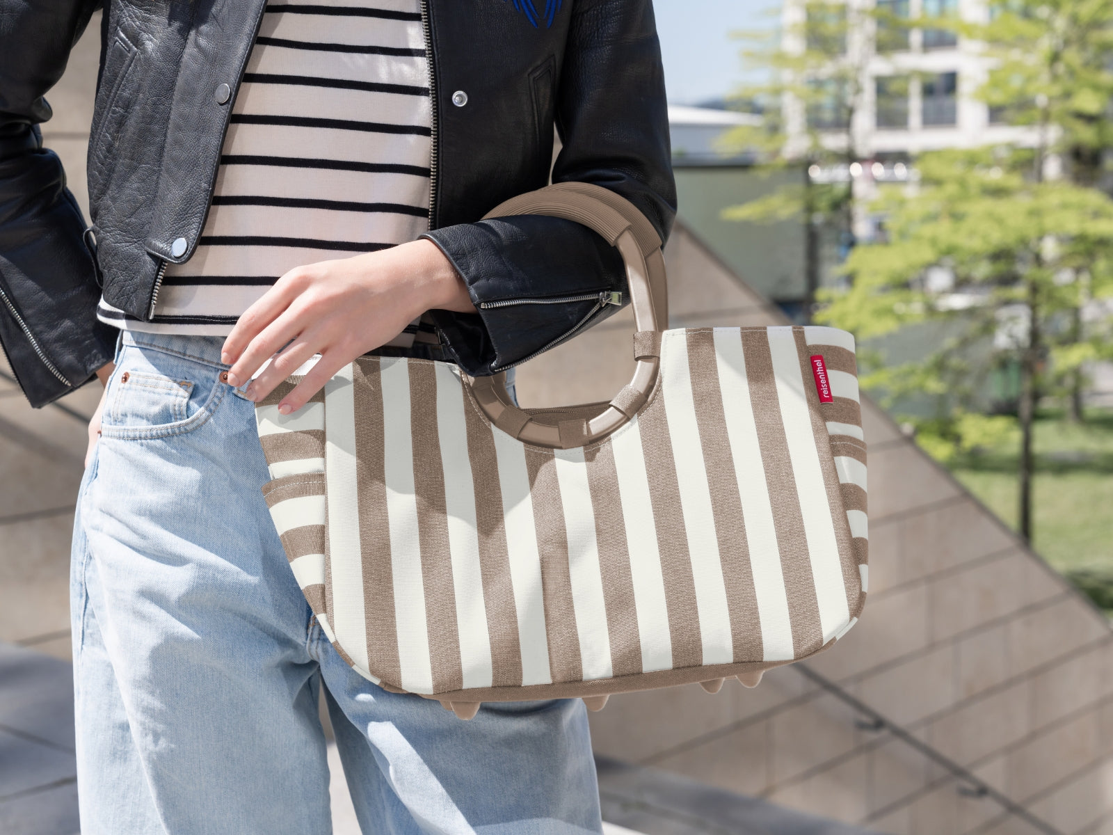 reisenthel loopshopper M summerstripes coffee Lifestyle 1