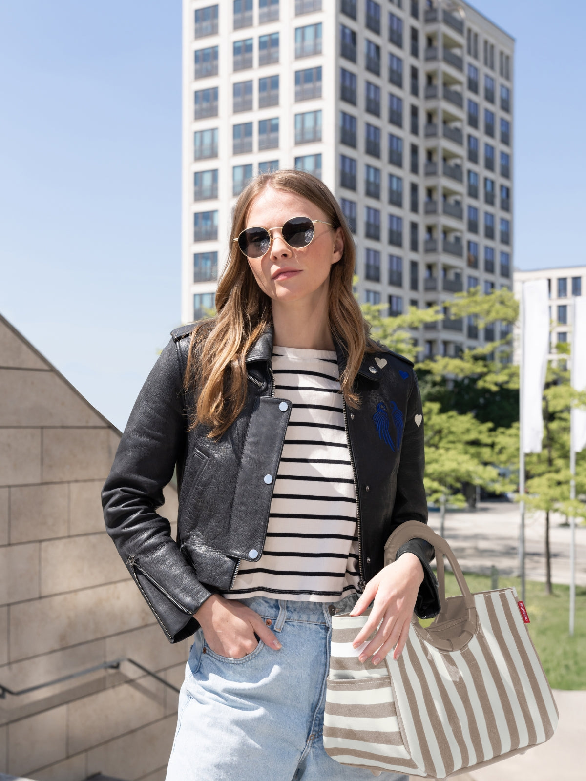 reisenthel loopshopper M summerstripes coffee Lifestyle 4