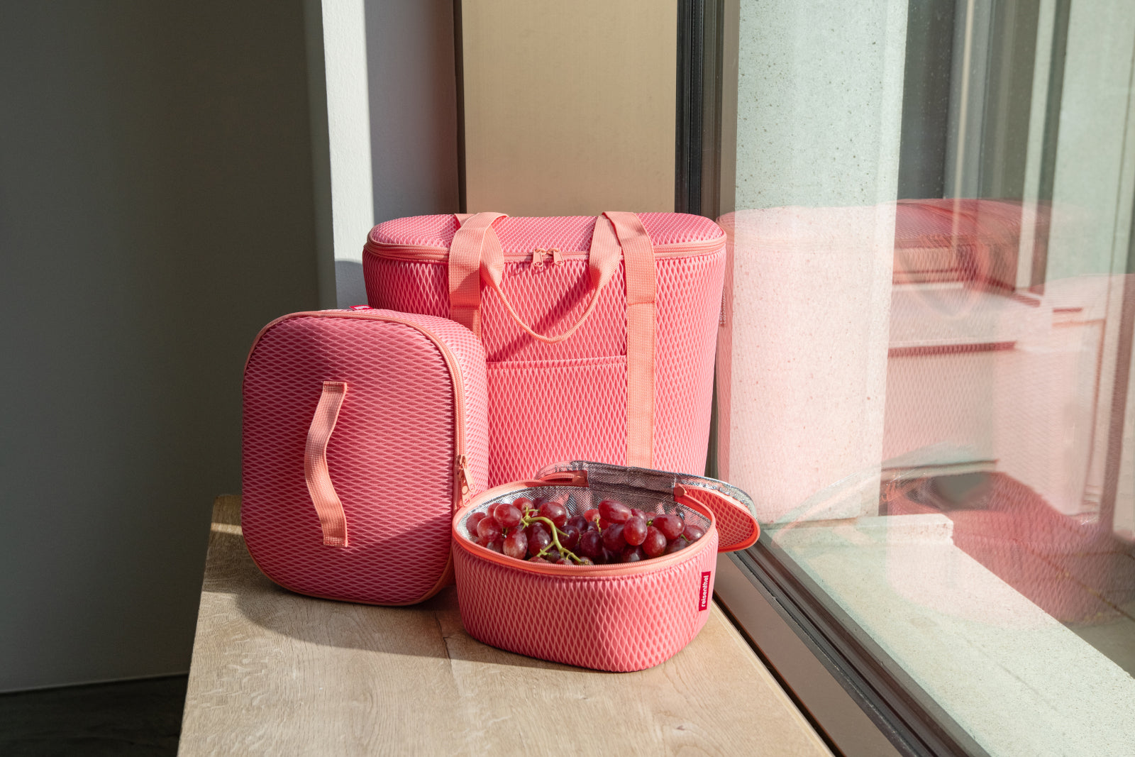 reisenthel coolerbag S pocket mesh coral Lifestyle 3