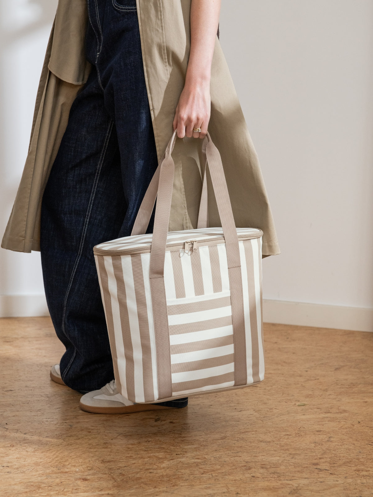 reisenthel thermoshopper summerstripes coffee Lifestyle 1