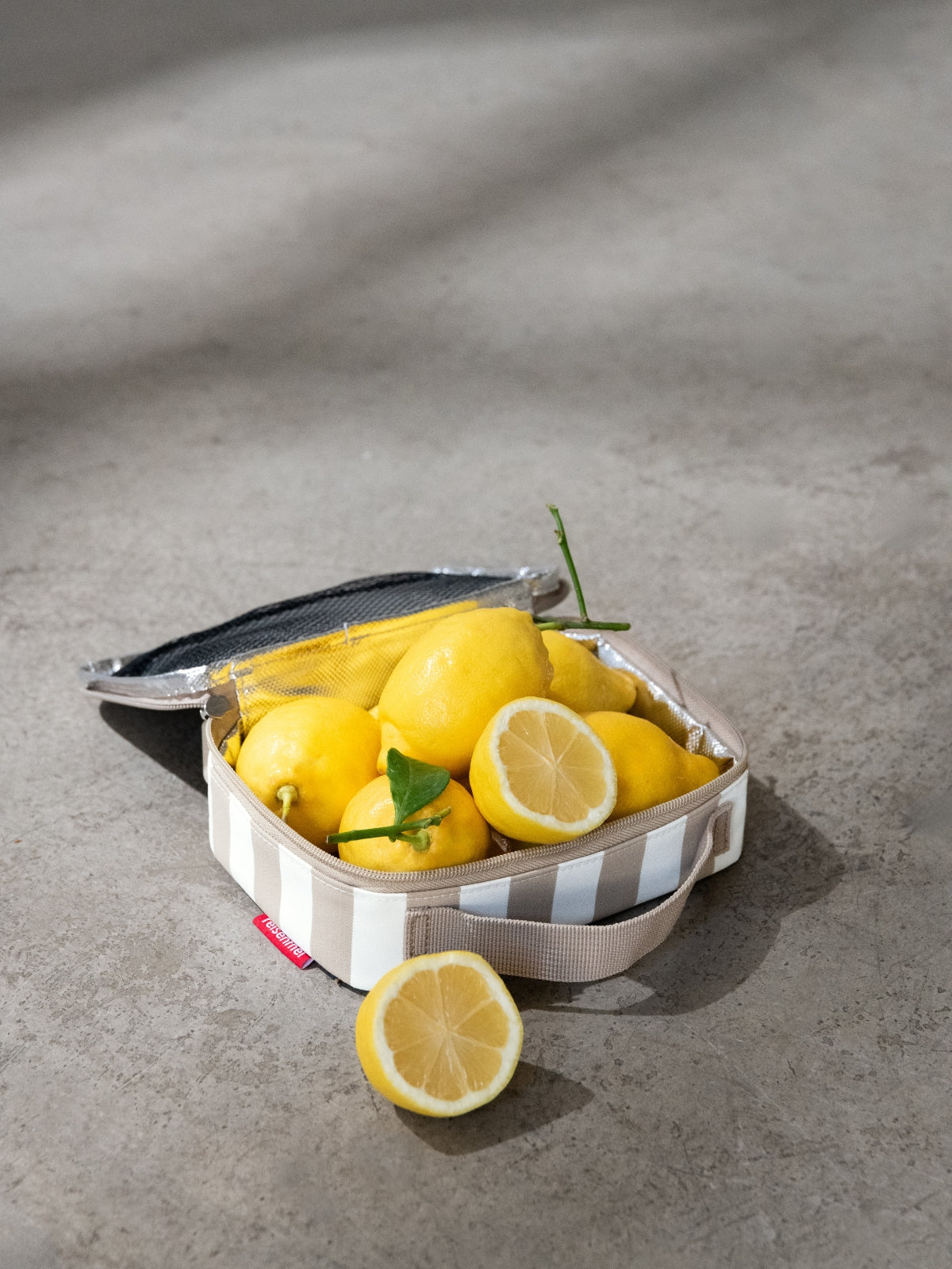 reisenthel thermocase summerstripes coffee Lifestyle 1