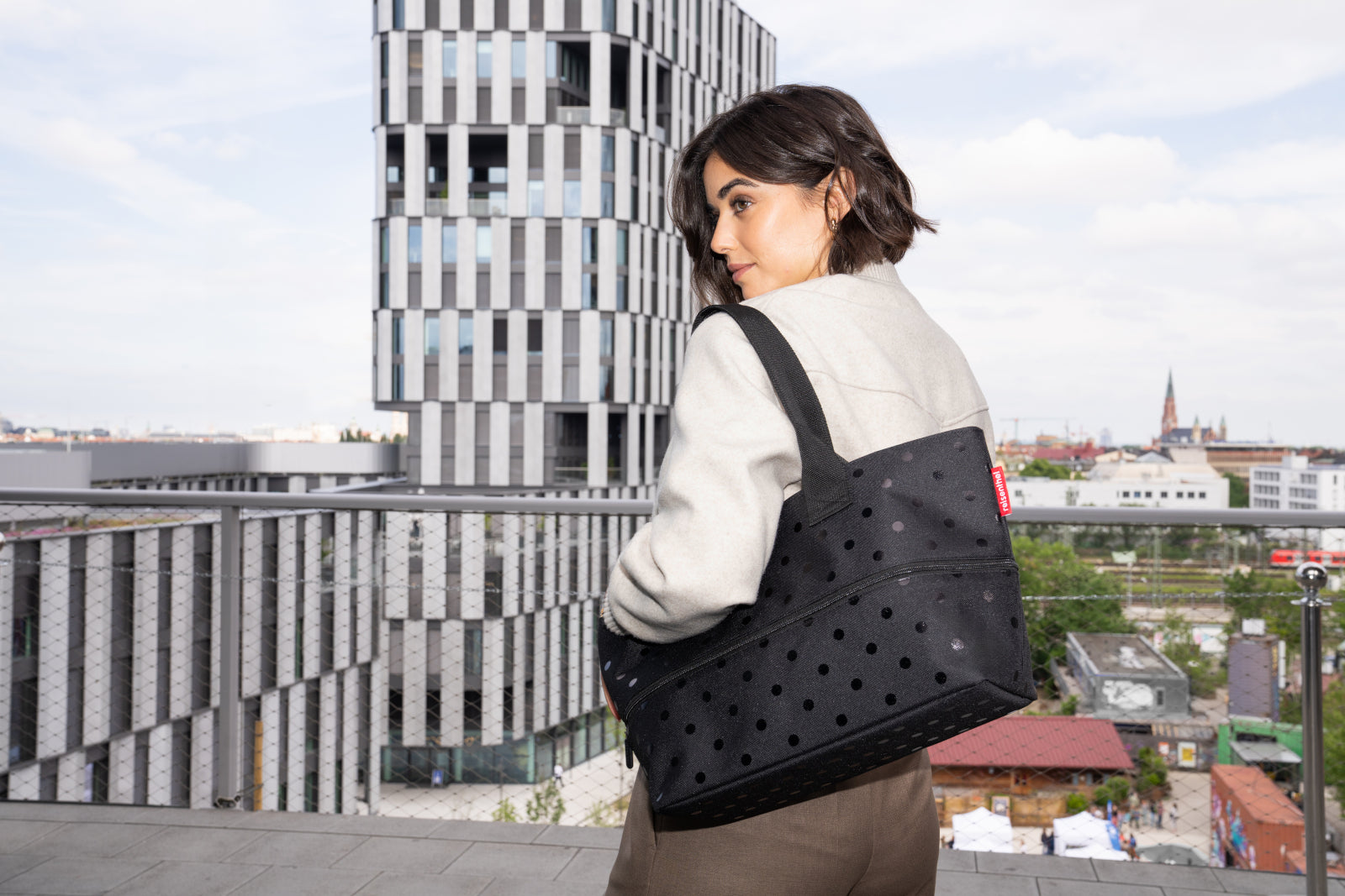 reisenthel shopper e1 glossy dots black Set2 Lifestyle 2