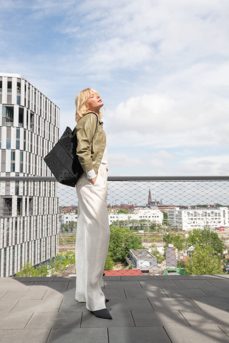 reisenthel shopper e1 glossy dots black Set2 Lifestyle 3