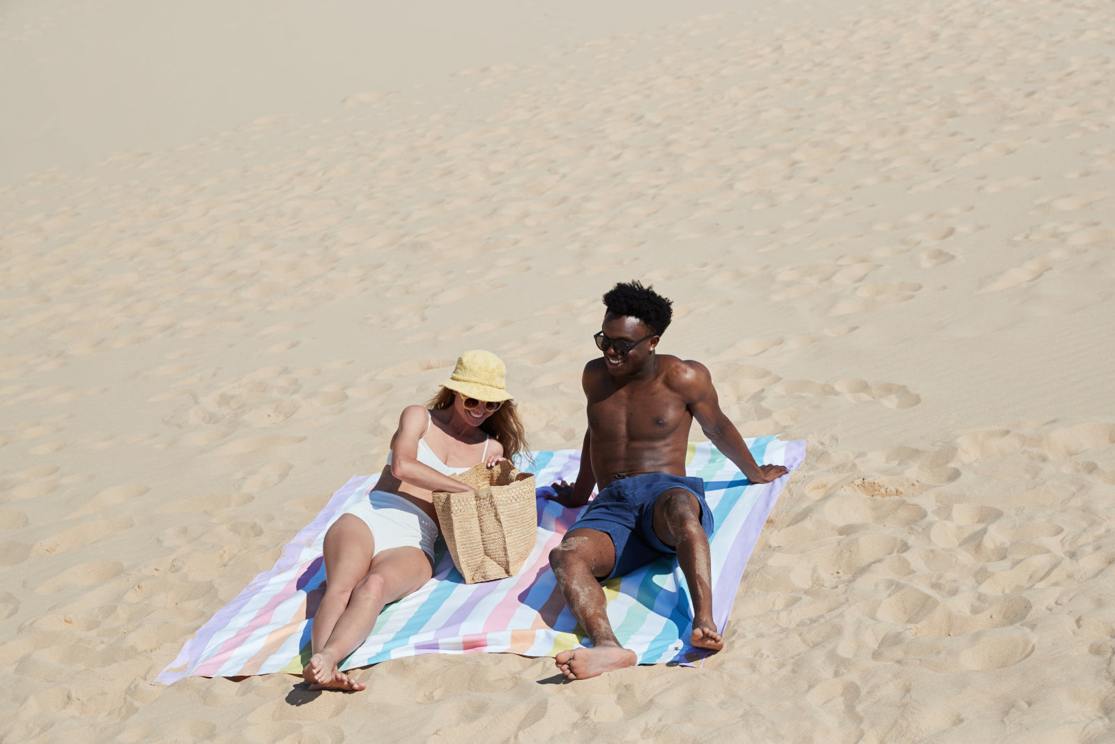 Dock & Bay Beach Towel XXL Unicorn Waves 180x200cm Lifestyle 3