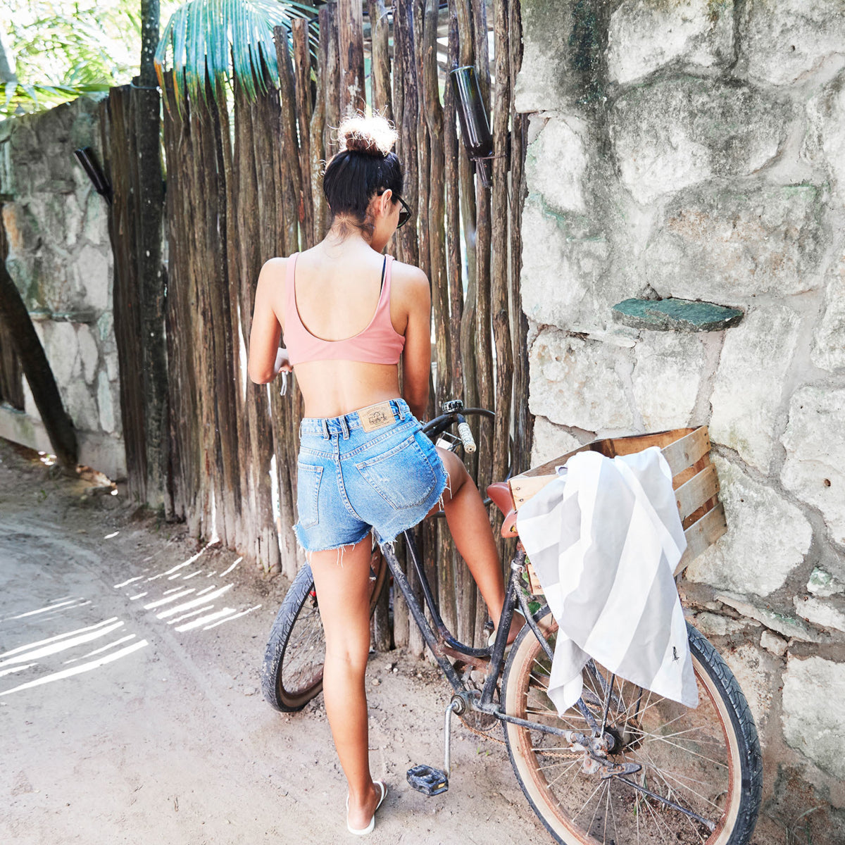 Dock & Bay Beach Towel XL Goa Grey 200x90cm Lifestyle 4