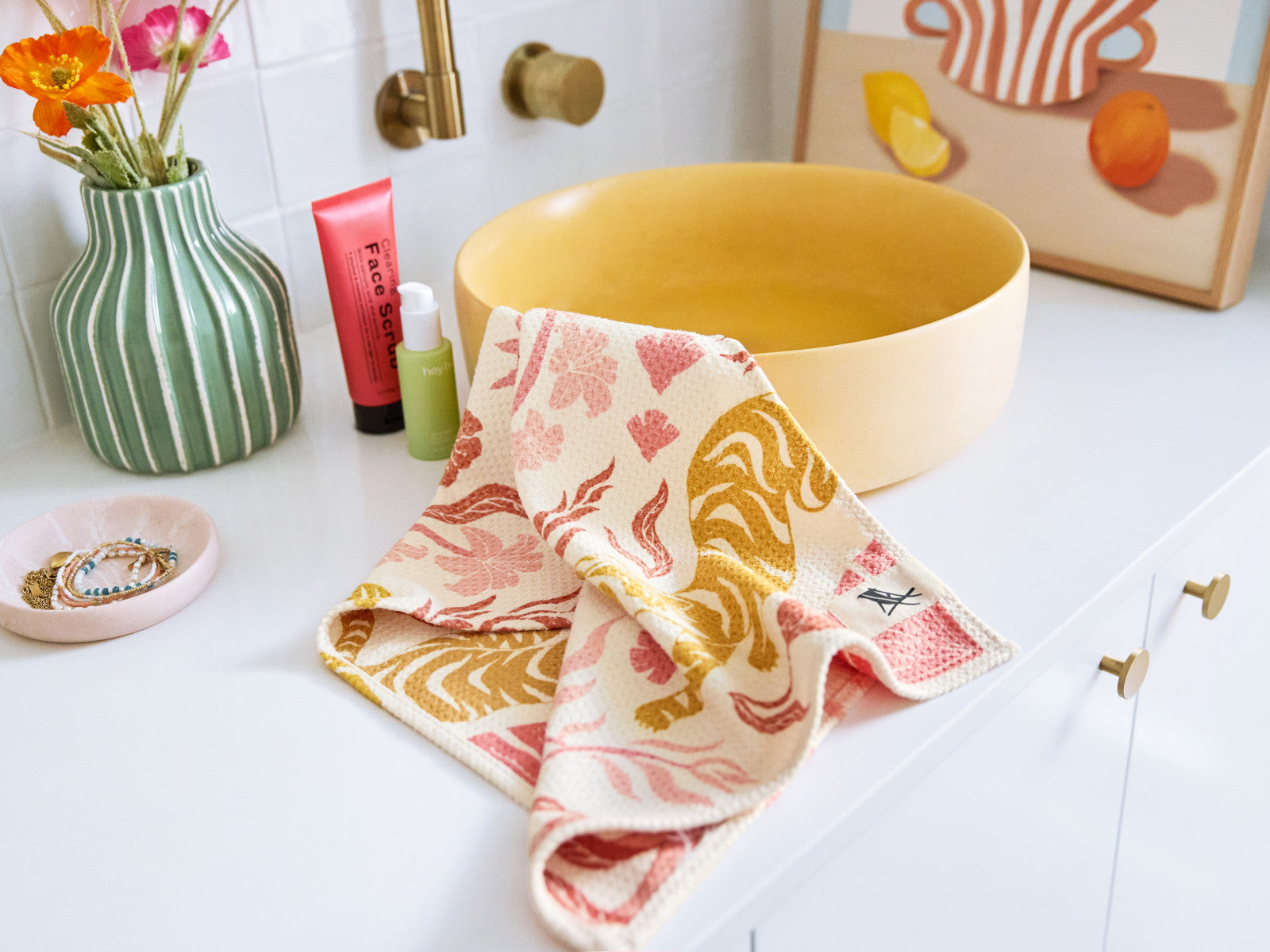 Dock & Bay Beach Towel L Tiger Palm 160x70cm Lifestyle 1