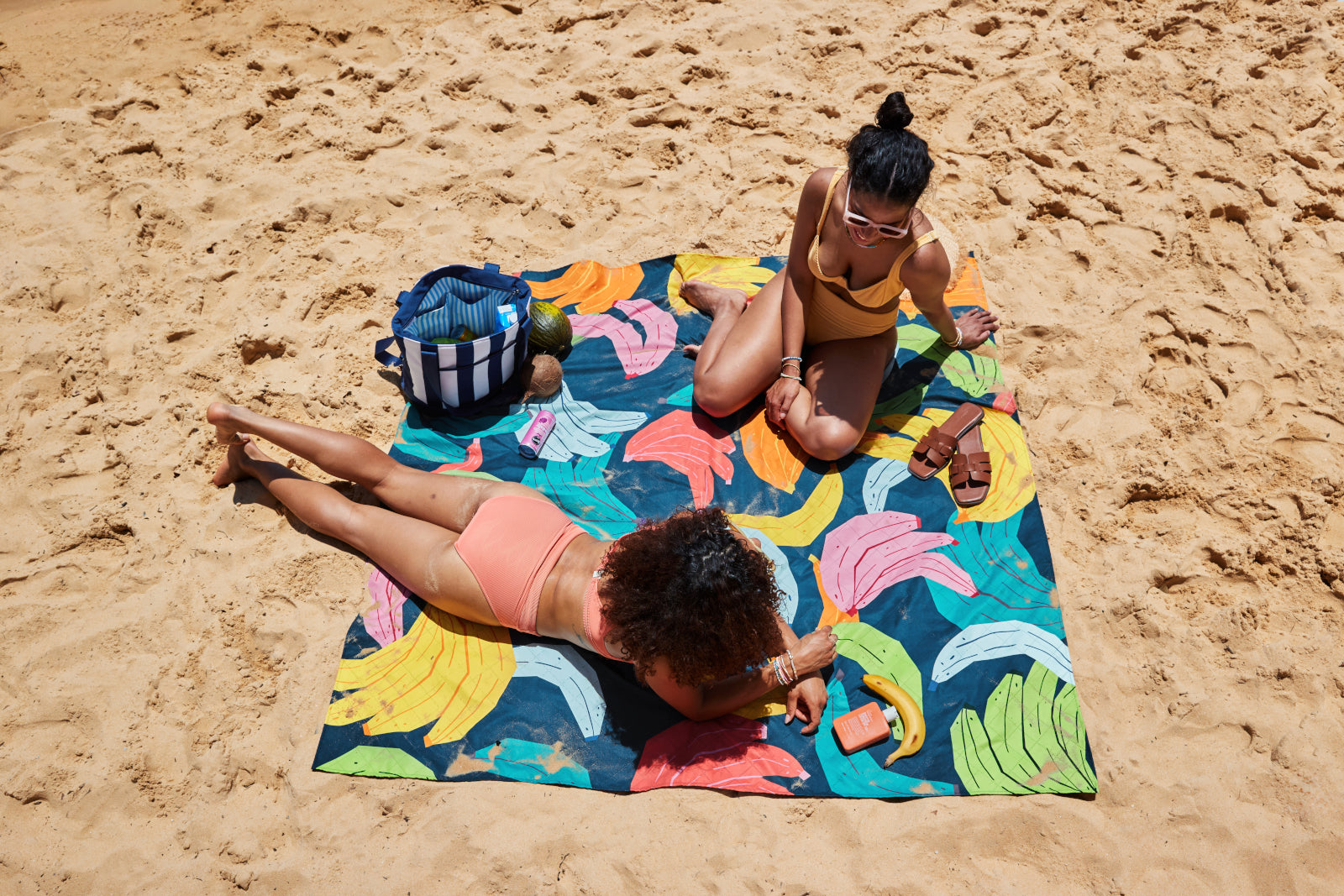 Dock & Bay Picnic Blanket L Bananarama 170x170cm Lifestyle 3