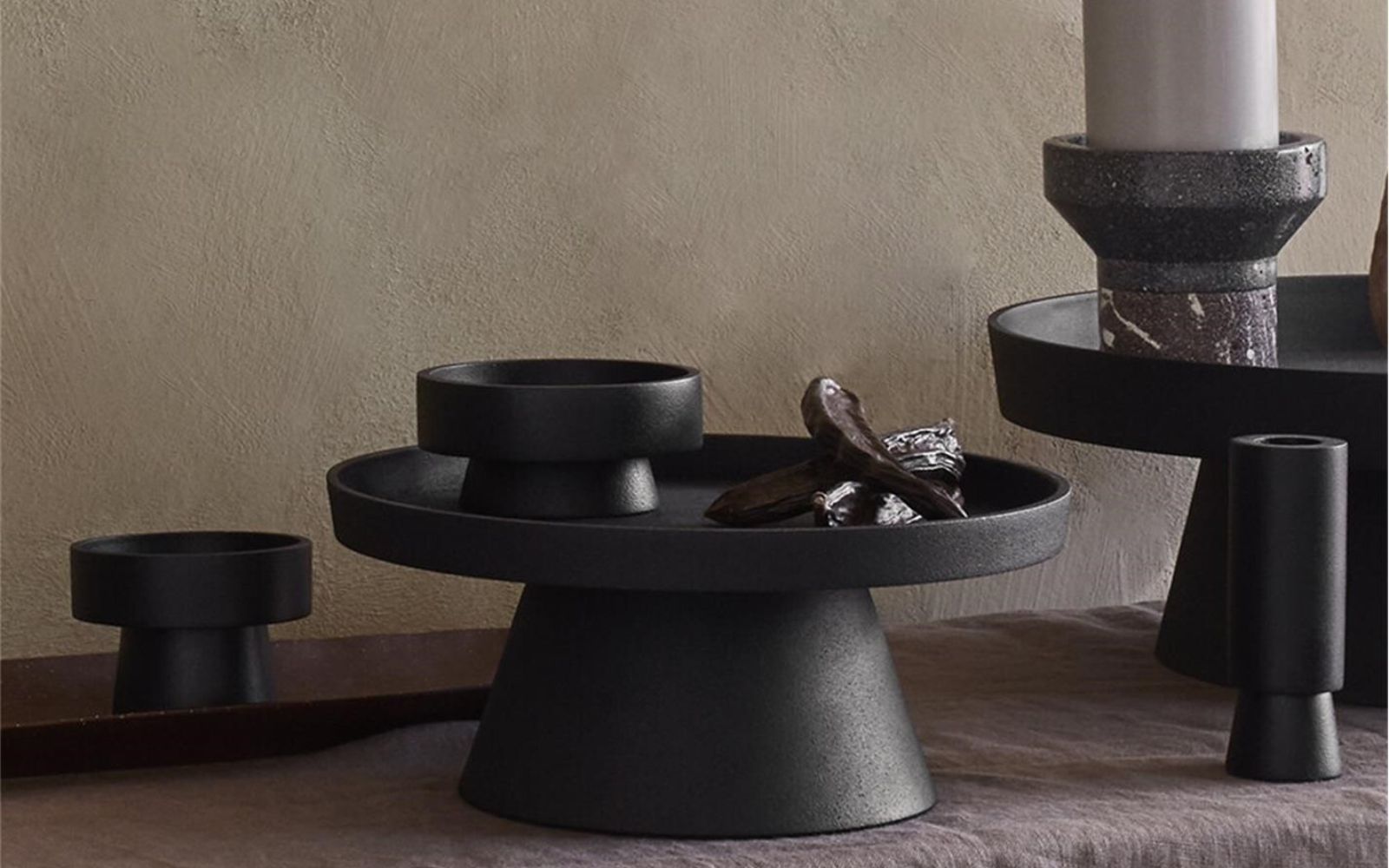 Broste Copenhagen Holger Kerzenplatte Alu black Ø 35 cm