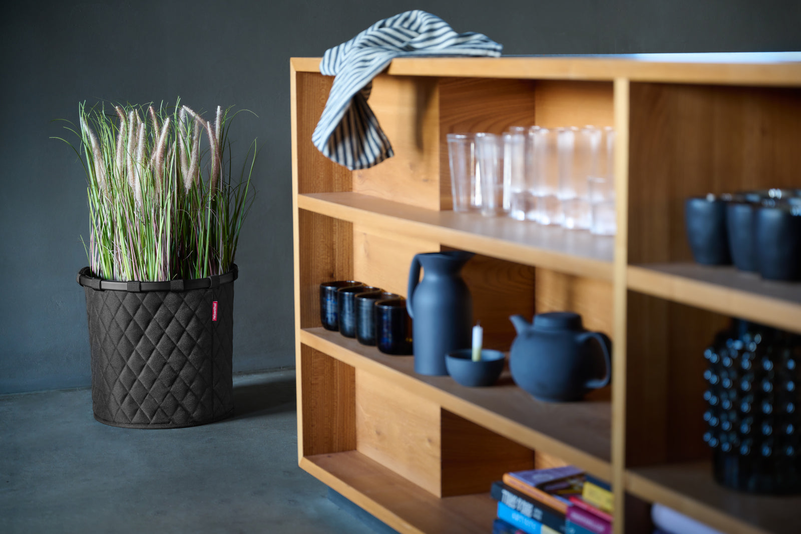 reisenthel homebasket M frame rhombus black Lifestyle 3