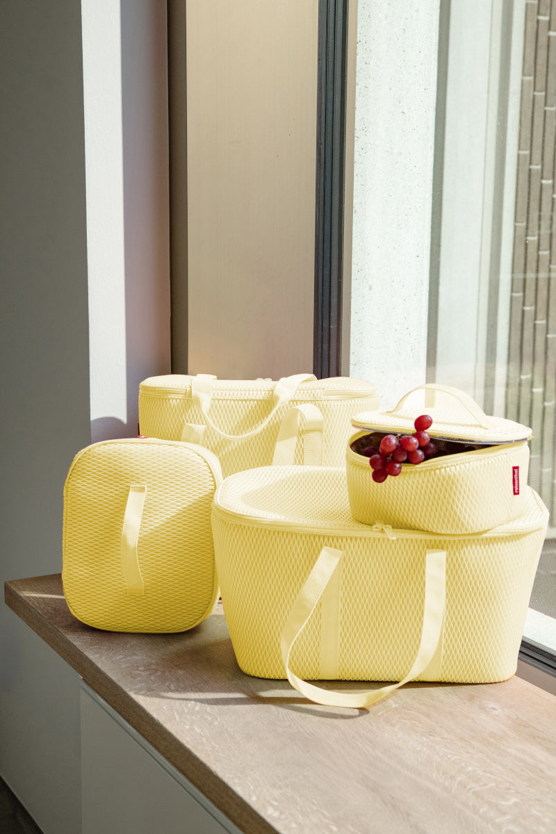 reisenthel coolerbag mesh lemon Lifestyle 1