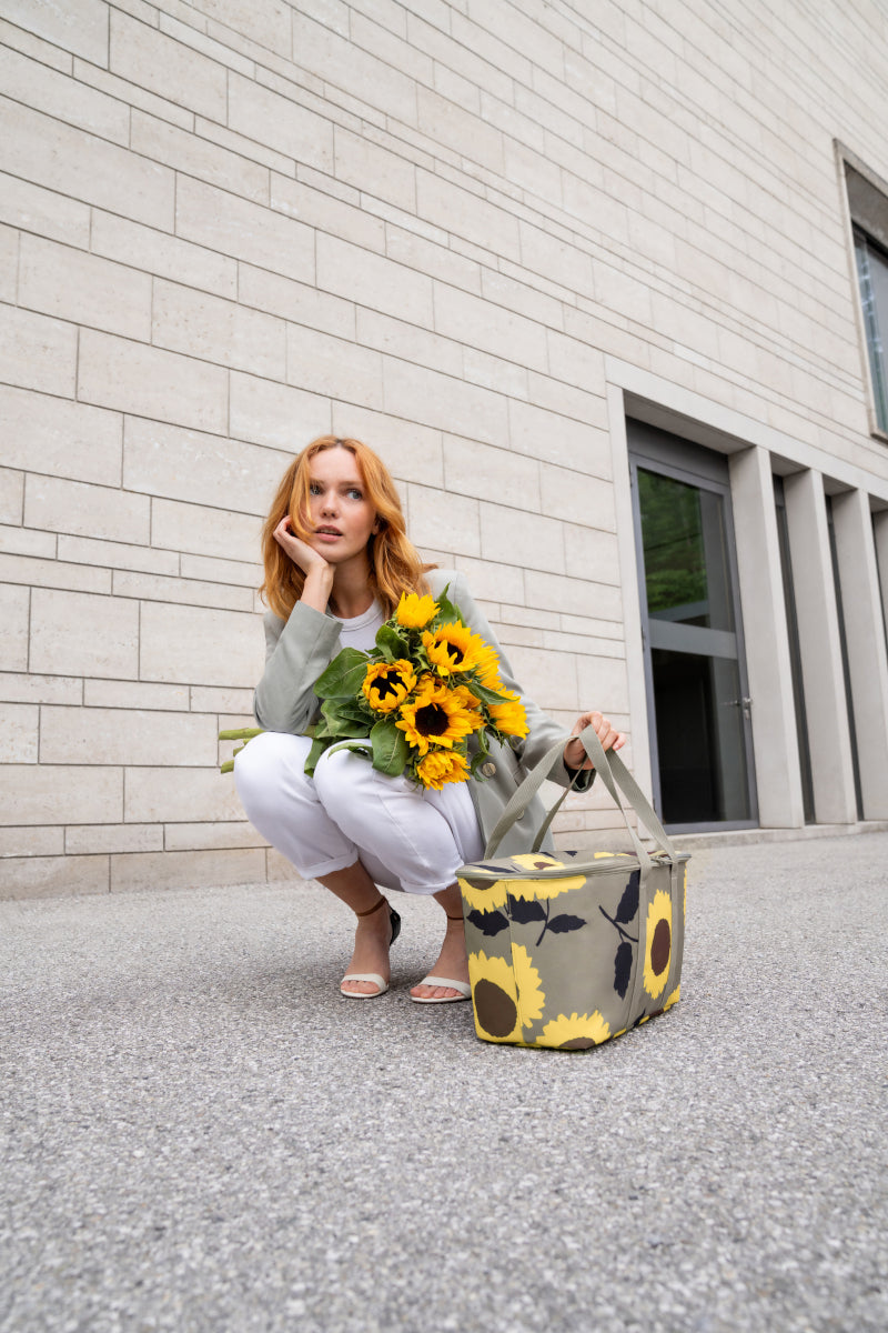 reisenthel coolerbag sunflowers Lifestyle 1