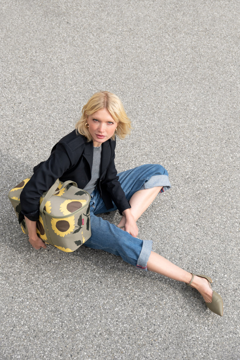reisenthel coolerbag sunflowers Lifestyle 3