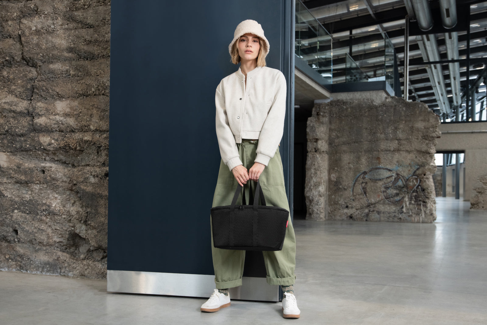 reisenthel coolerbag mesh black Lifestyle 4