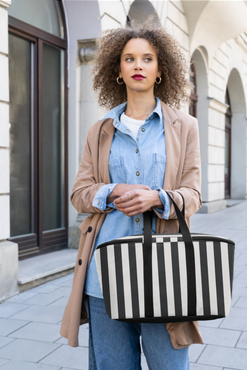 reisenthel coolerbag summerstripes black Lifestyle 2
