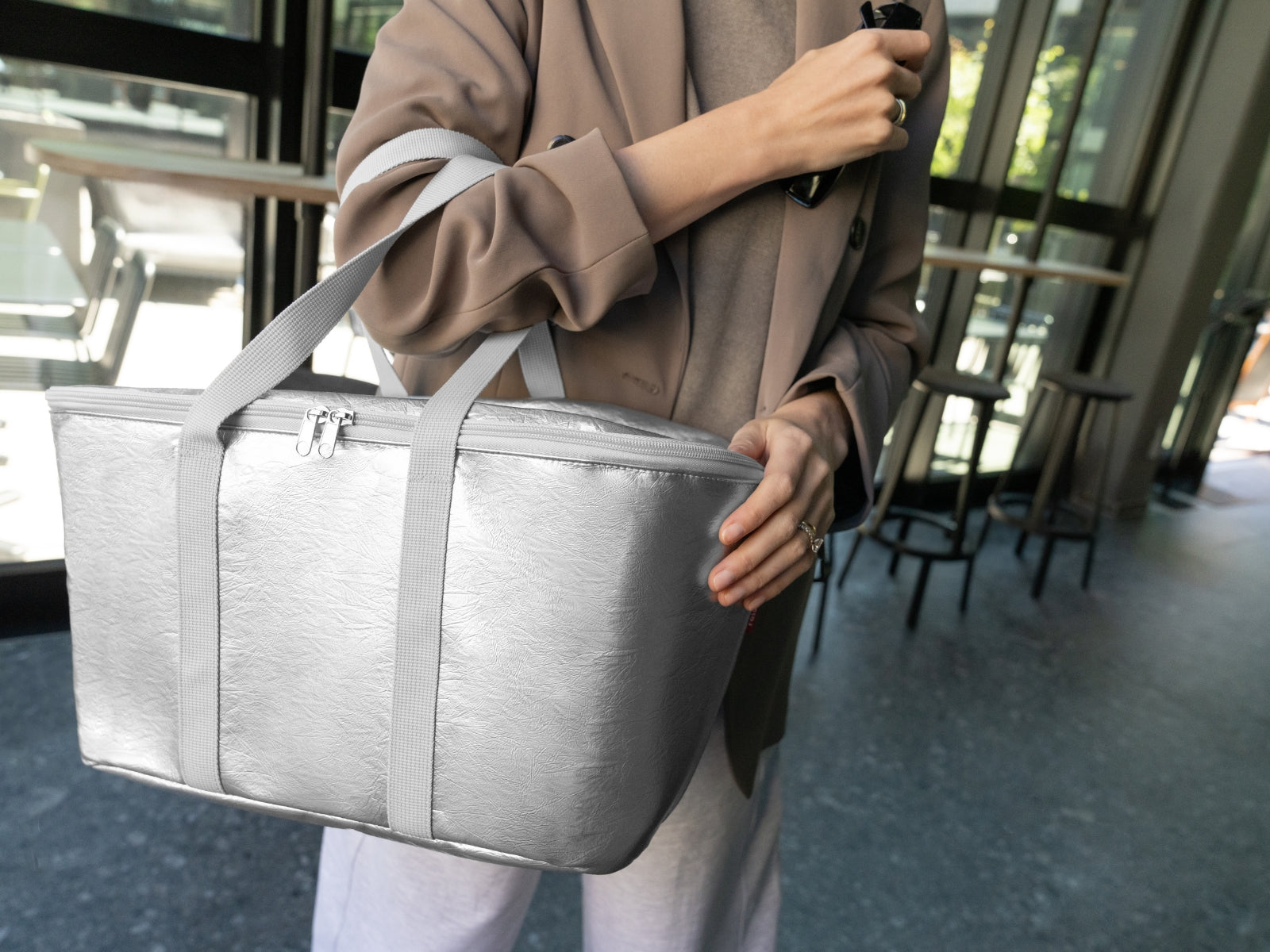 reisenthel coolerbag silver crackle Lifestyle 1