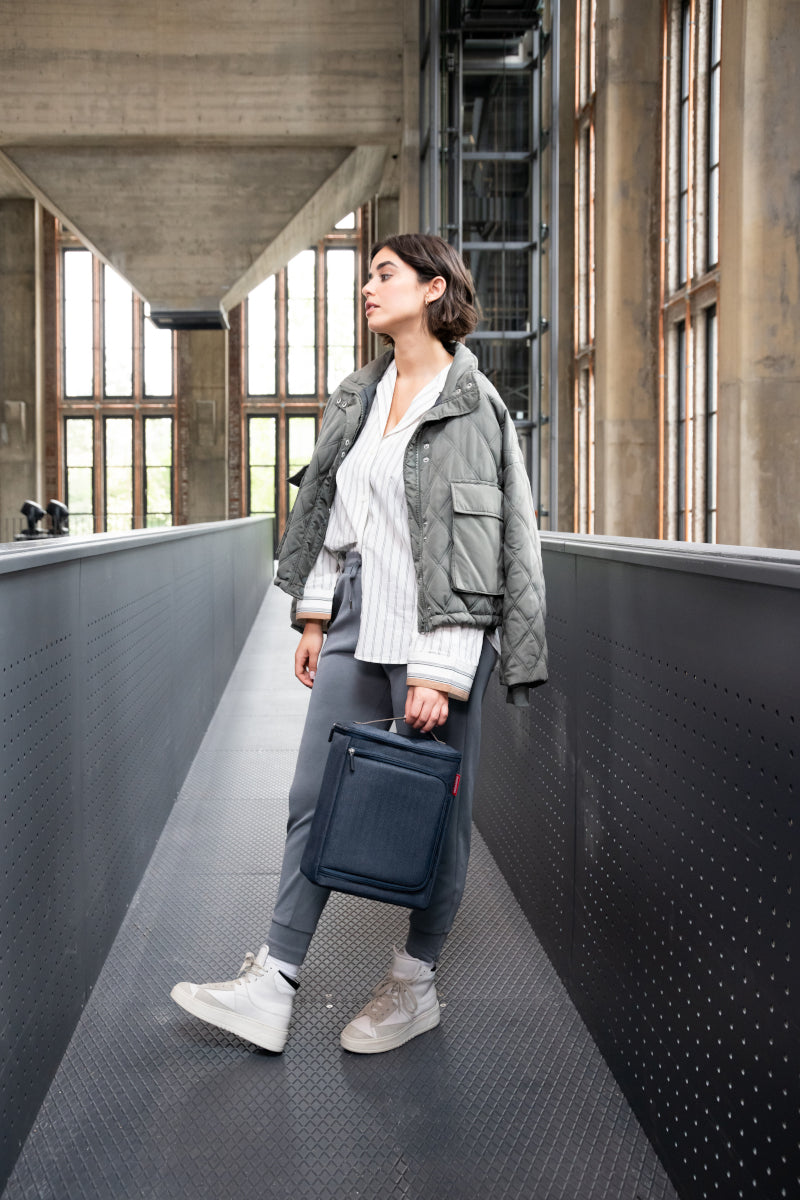 reisenthel coolerbox herringbone dark blue Lifestyle 3