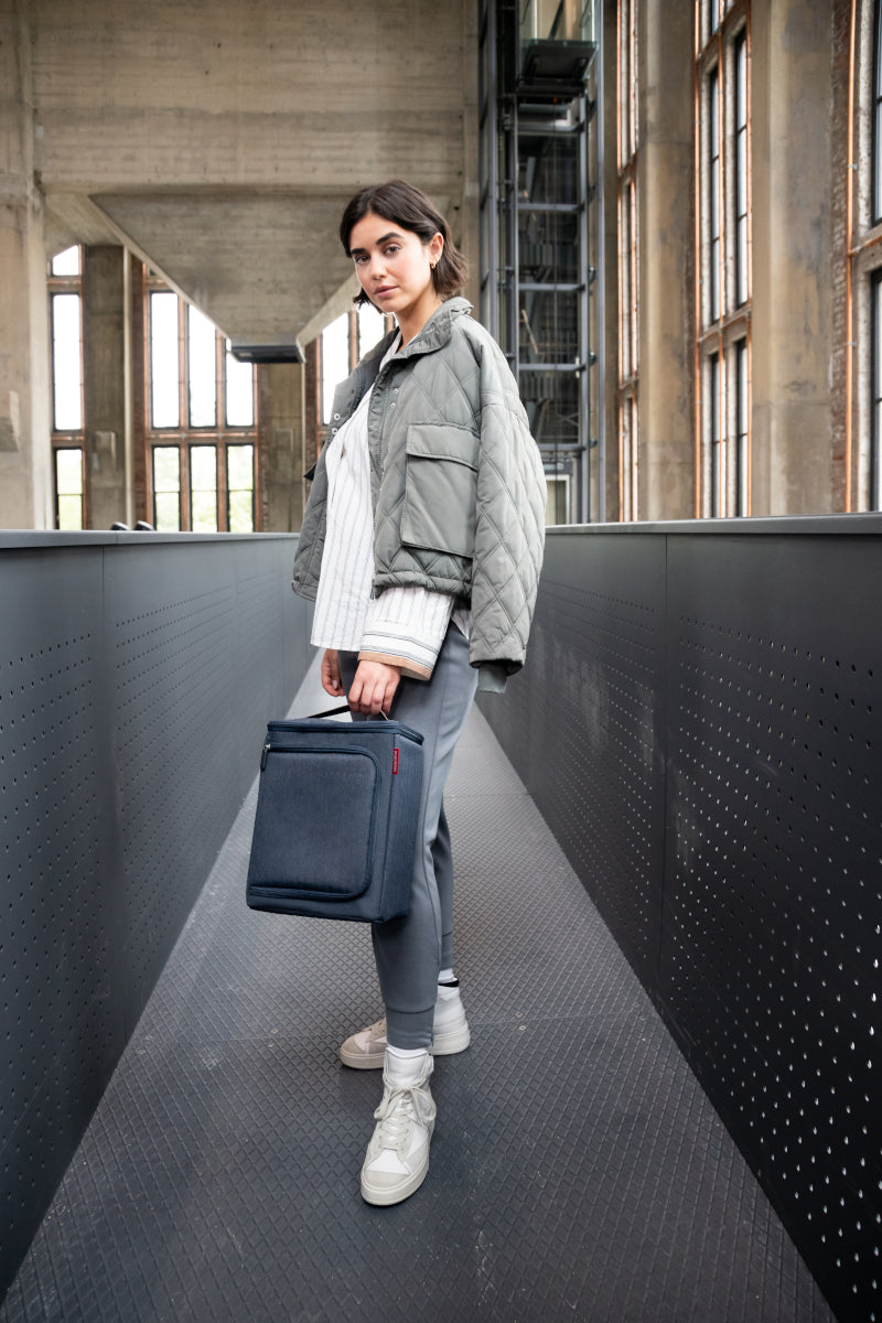 reisenthel coolerbox herringbone dark blue Lifestyle 2