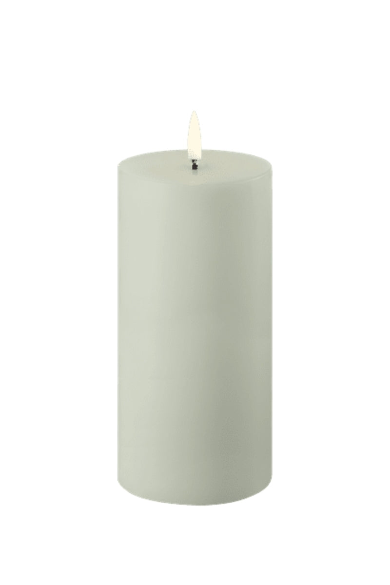 UYUNI LIGHTING Pillar LED-Kerze Smooth sage green 15cm - Produktbild 1