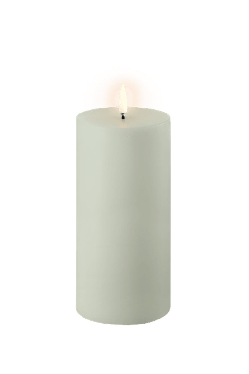 UYUNI LIGHTING Pillar LED-Kerze Smooth sage green 15cm - Produktbild 2