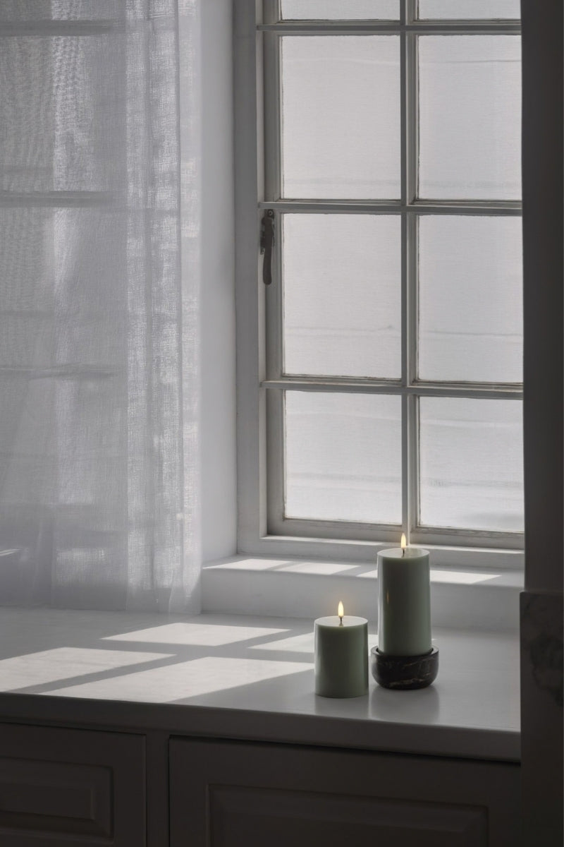 UYUNI LIGHTING Pillar LED-Kerze Smooth sage green 15cm - Produktbild 4