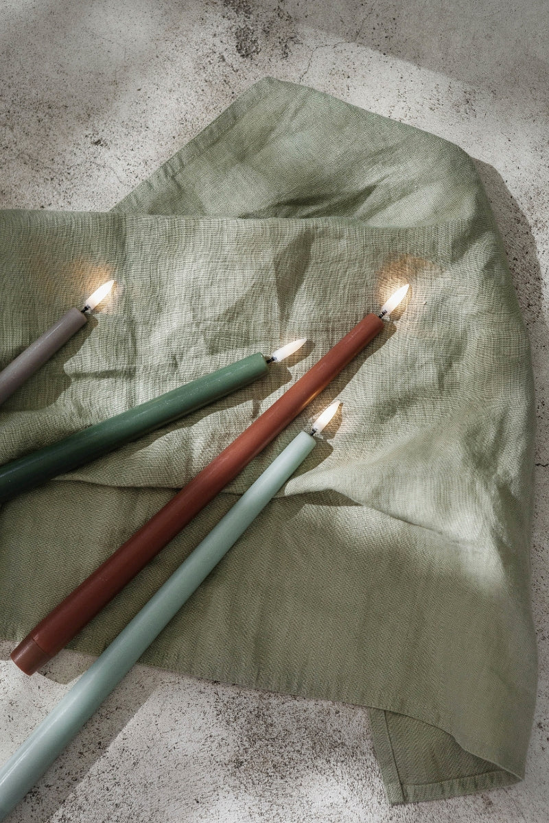 UYUNI LIGHTING LED-Stabkerze Smooth olive green 2erSet 25cm - Produktbild 7