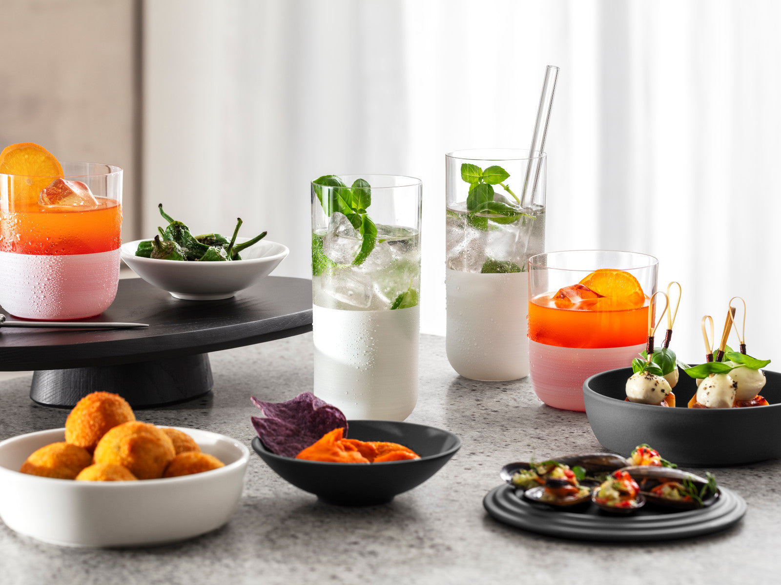 4003686440203 Villeroy & Boch Iconic La petite Boule black & white Ø14cm Lifestyle 1