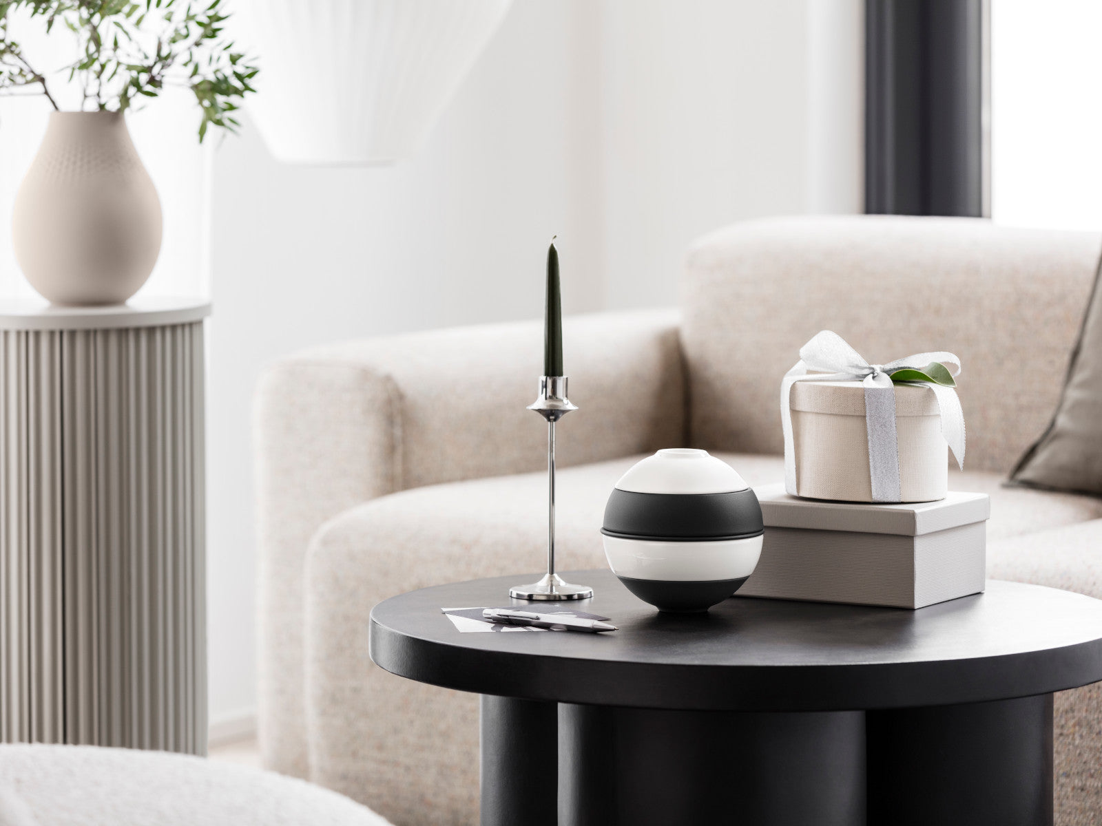 4003686440203 Villeroy & Boch Iconic La petite Boule black & white Ø14cm Lifestyle 3