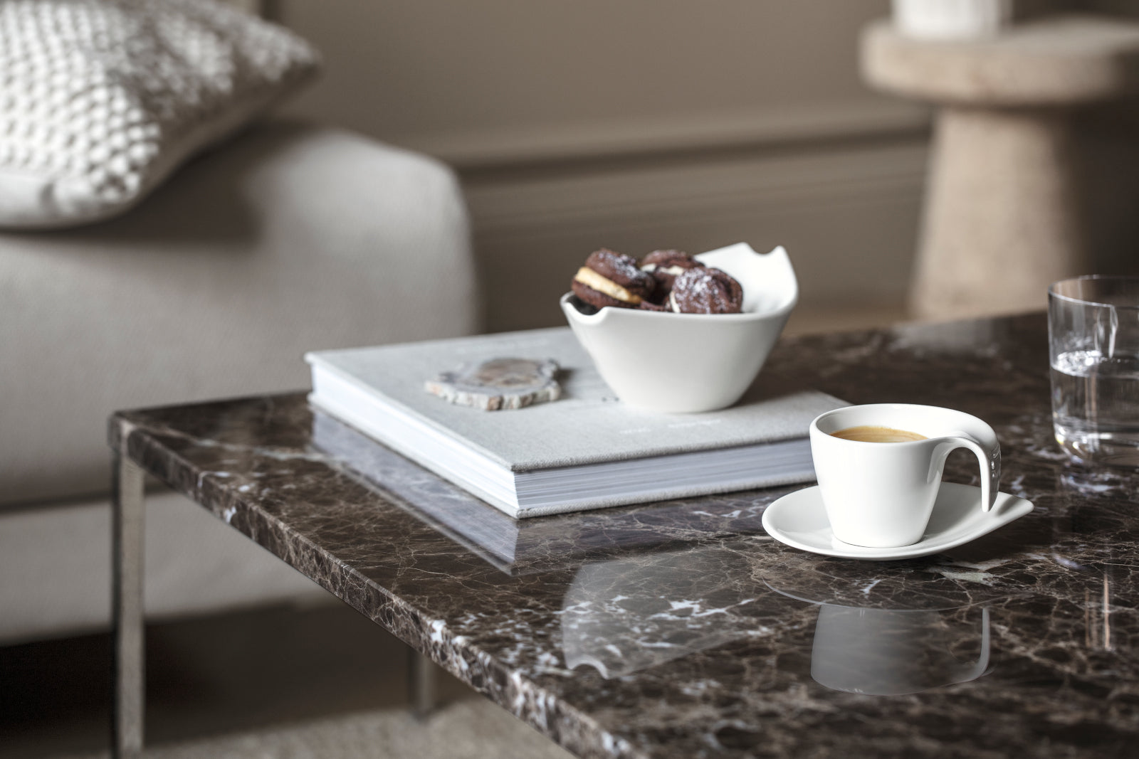 Villeroy & Boch Flow Gedeck 3tlg. mit Kaffeetasse (1034207010) Lifestyle 1