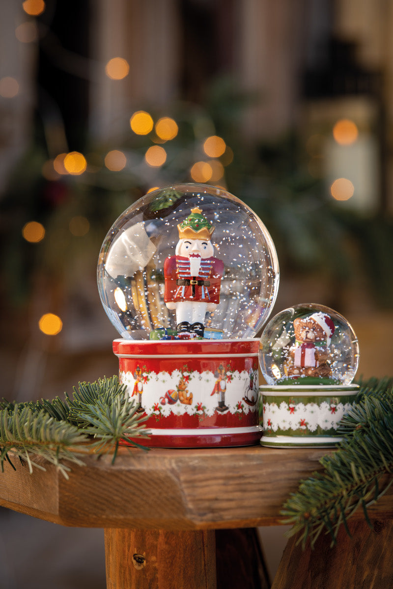 Villeroy & Boch Christmas Toys Schneekugel klein Bär Lifestyle 3