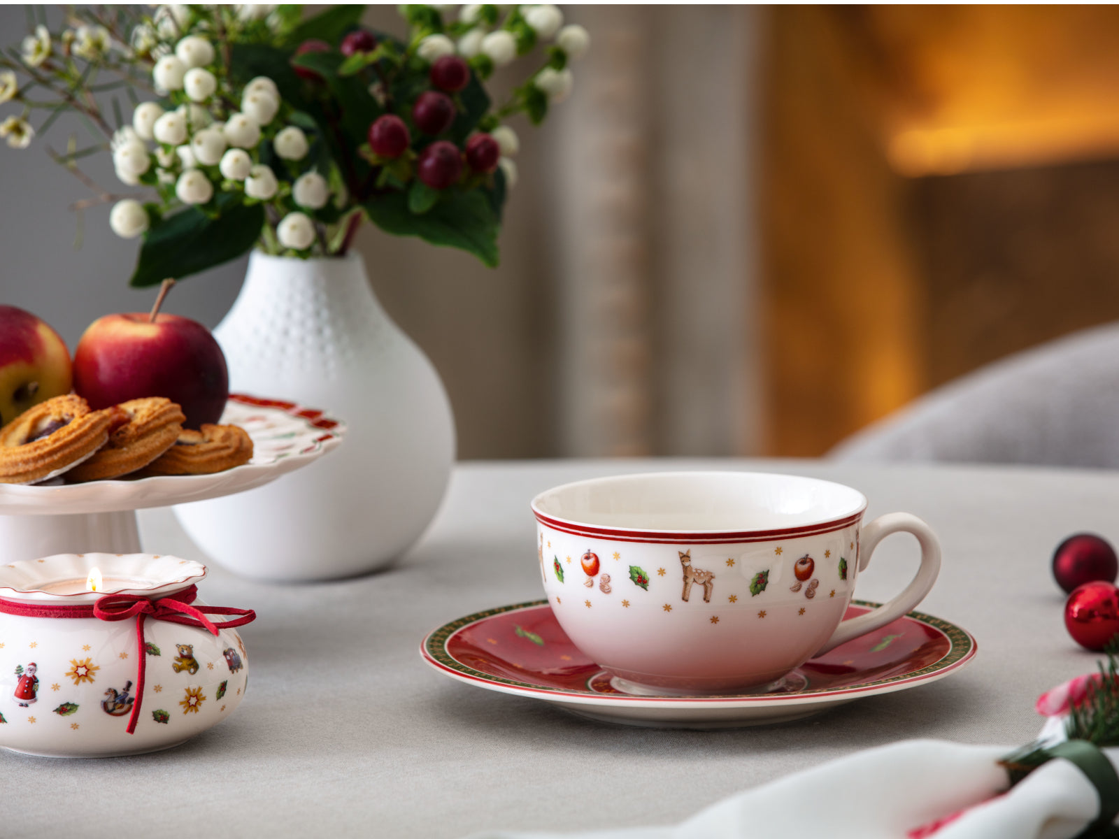 Villeroy & Boch Toy's Delight Specials Milchkaffee-Untertasse rot 19cm Lifestyle 1