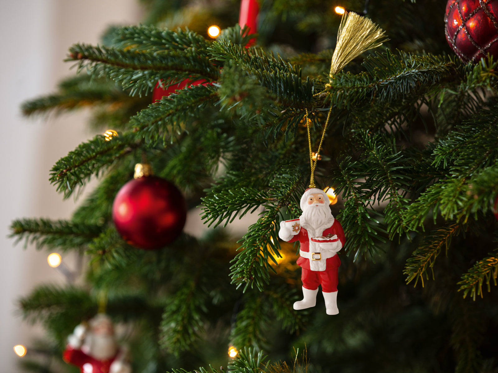 Villeroy & Boch Christmas Classics Ornament Santa 2025 Lifestyle 1