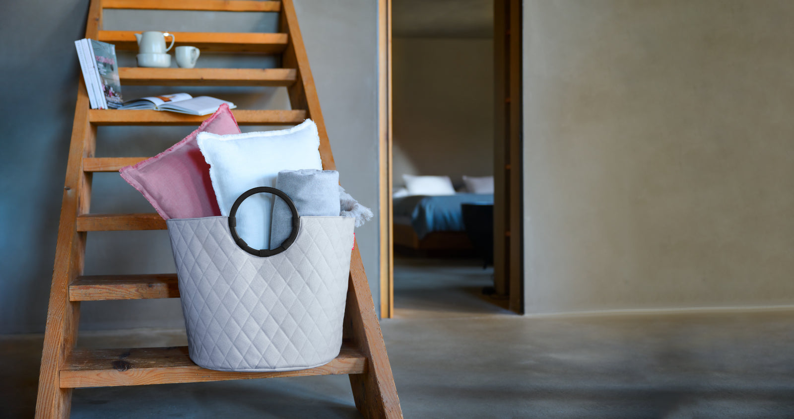 reisenthel loophome S frame rhombus light grey Lifestyle 1