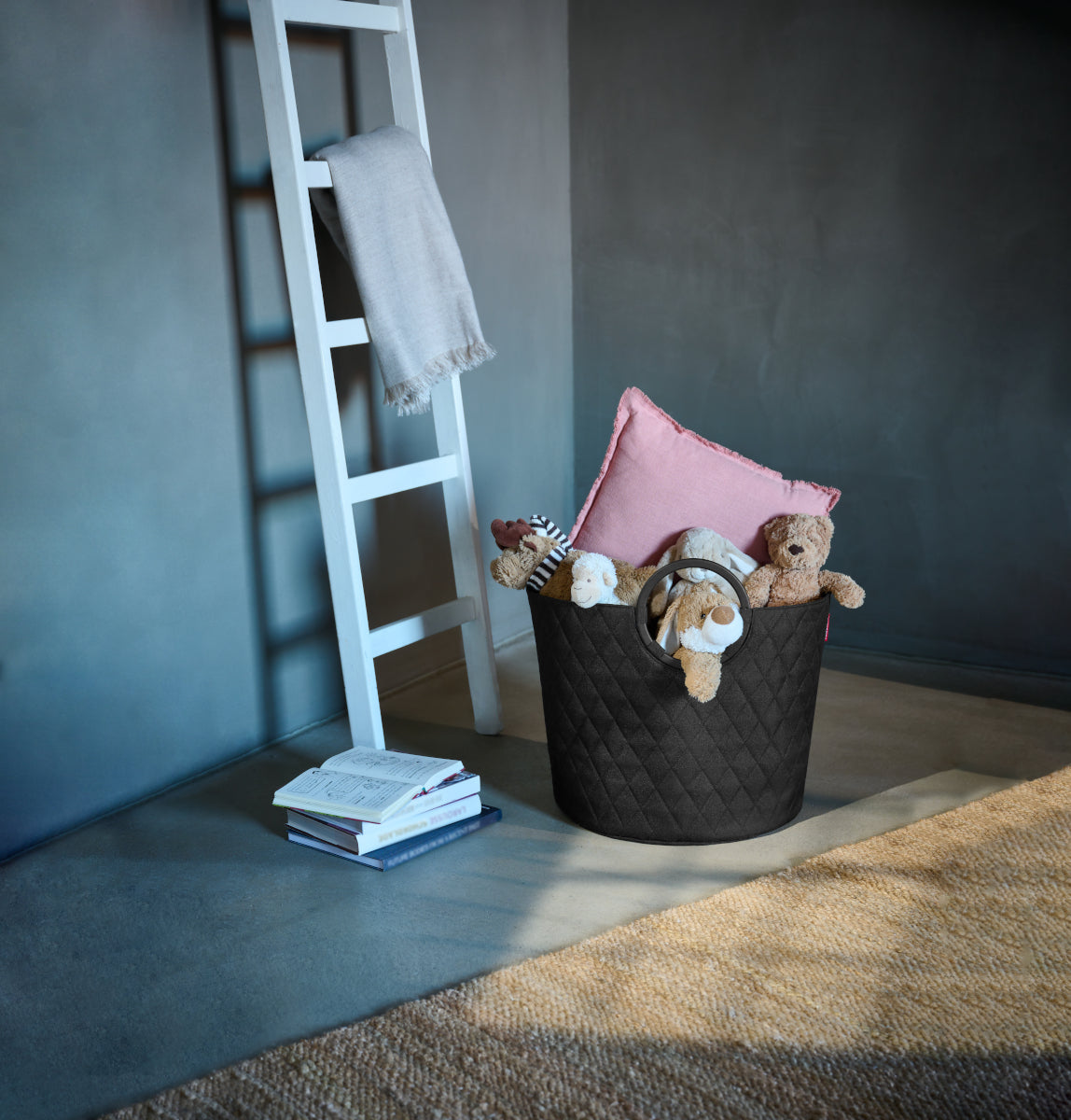 reisenthel loophome S frame rhombus black Lifestyle 1