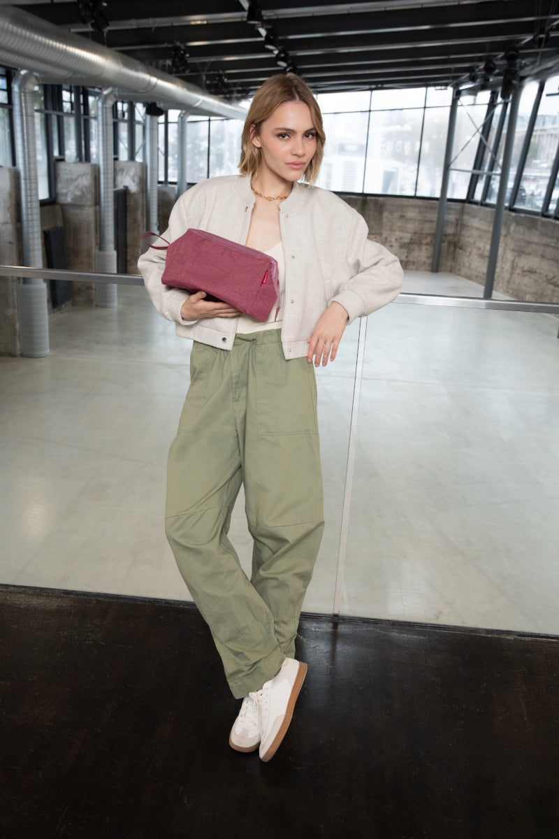 reisenthel travelcosmetic twist maroon Lifestyle 1