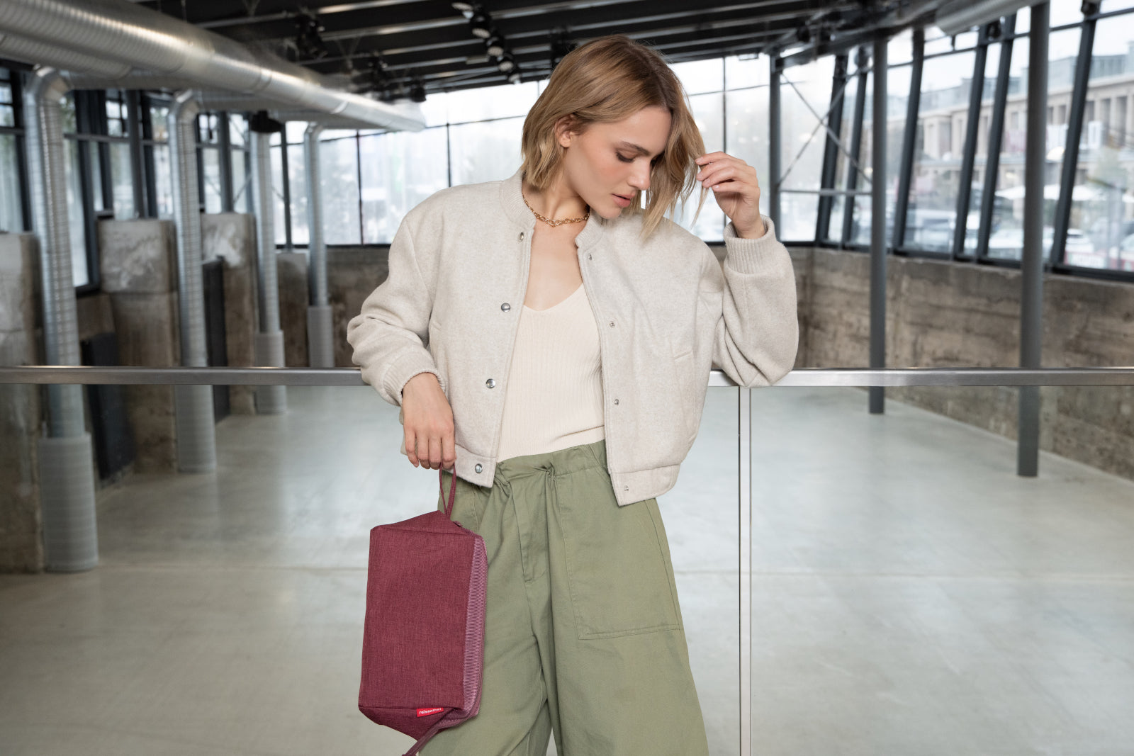 reisenthel travelcosmetic twist maroon Lifestyle 2