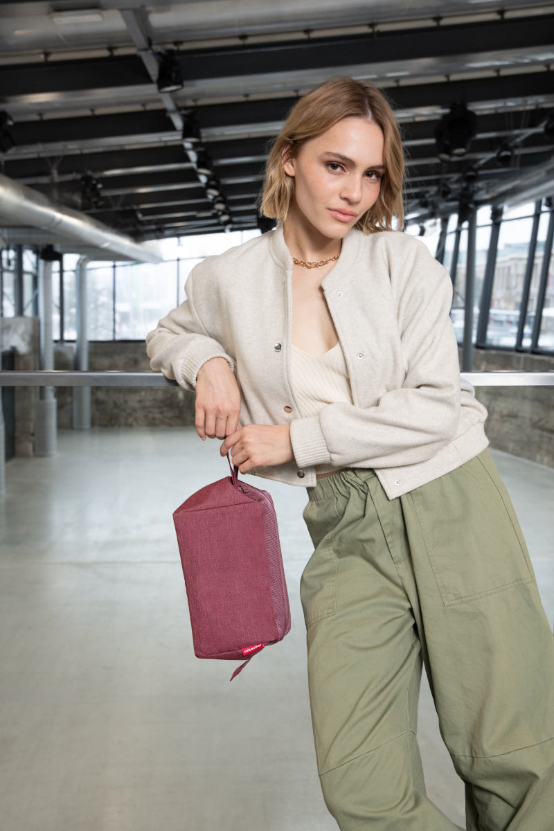 reisenthel travelcosmetic twist maroon Lifestyle 3