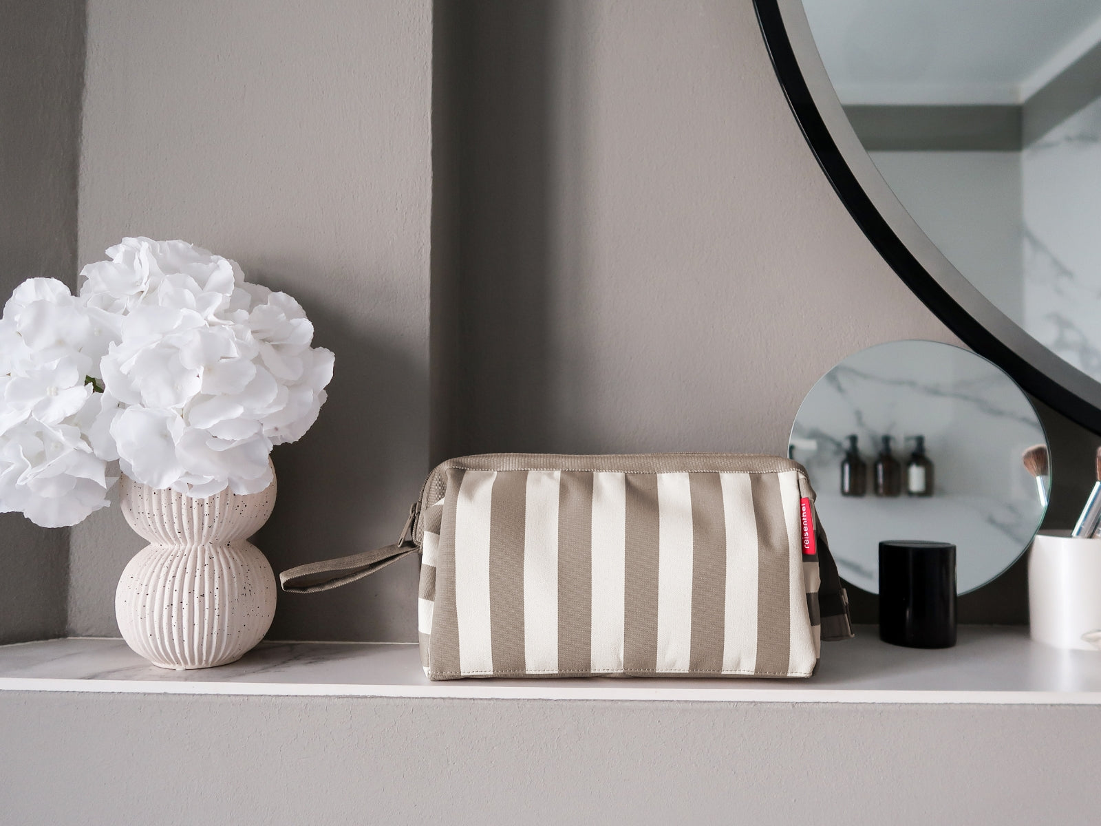 reisenthel travelcosmetic summerstripes coffee Lifestyle 1