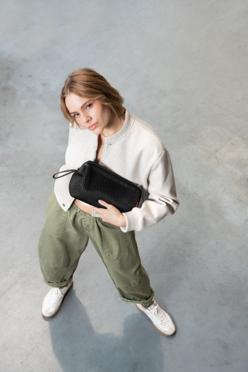 reisenthel travelcosmetic mesh black Lifestyle 2