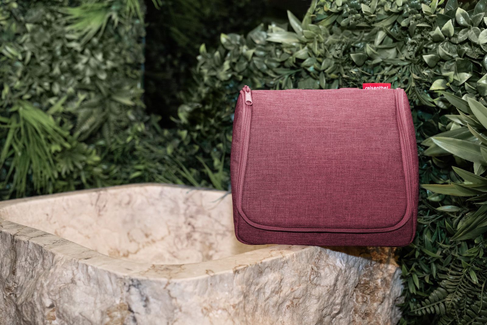 reisenthel toiletbag twist maroon Lifestyle 1