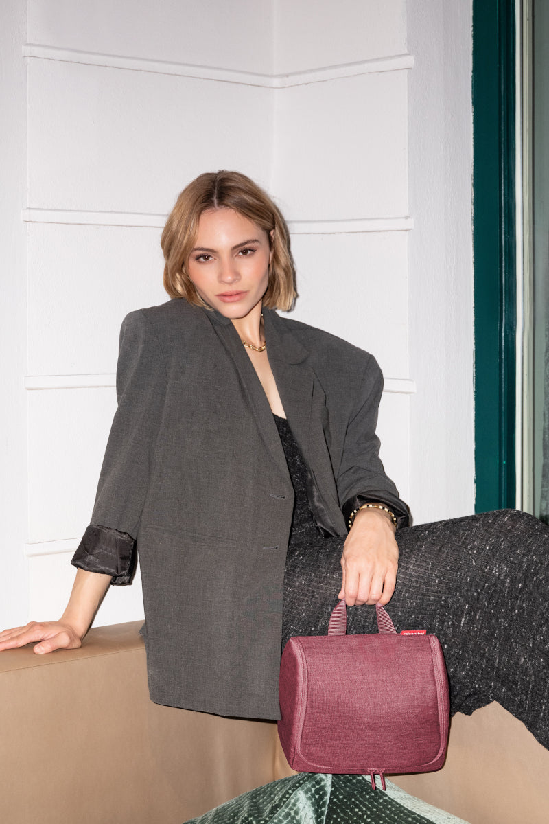 reisenthel toiletbag twist maroon Lifestyle 4