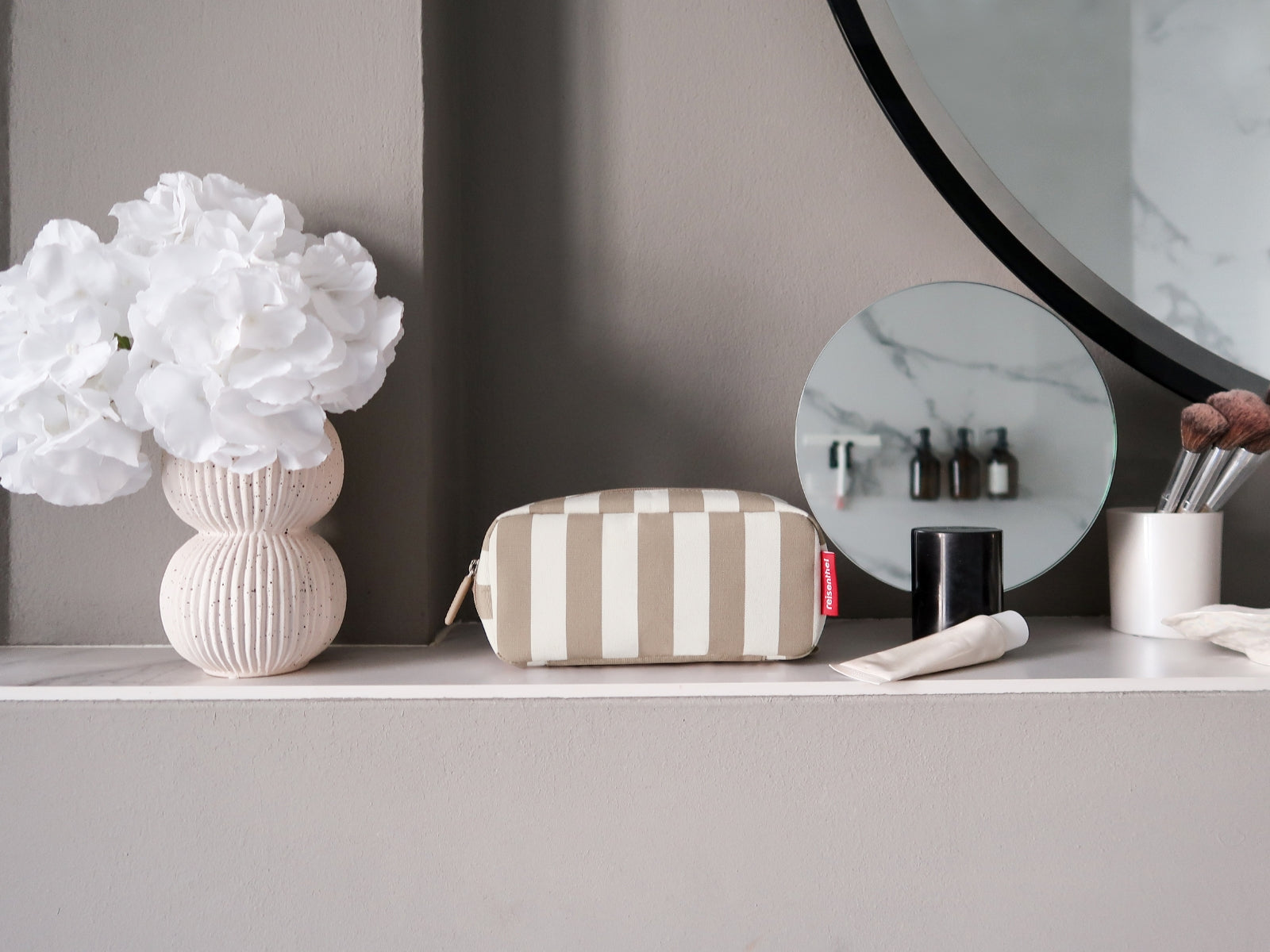 reisenthel multicase summerstripes coffee Lifestyle 1