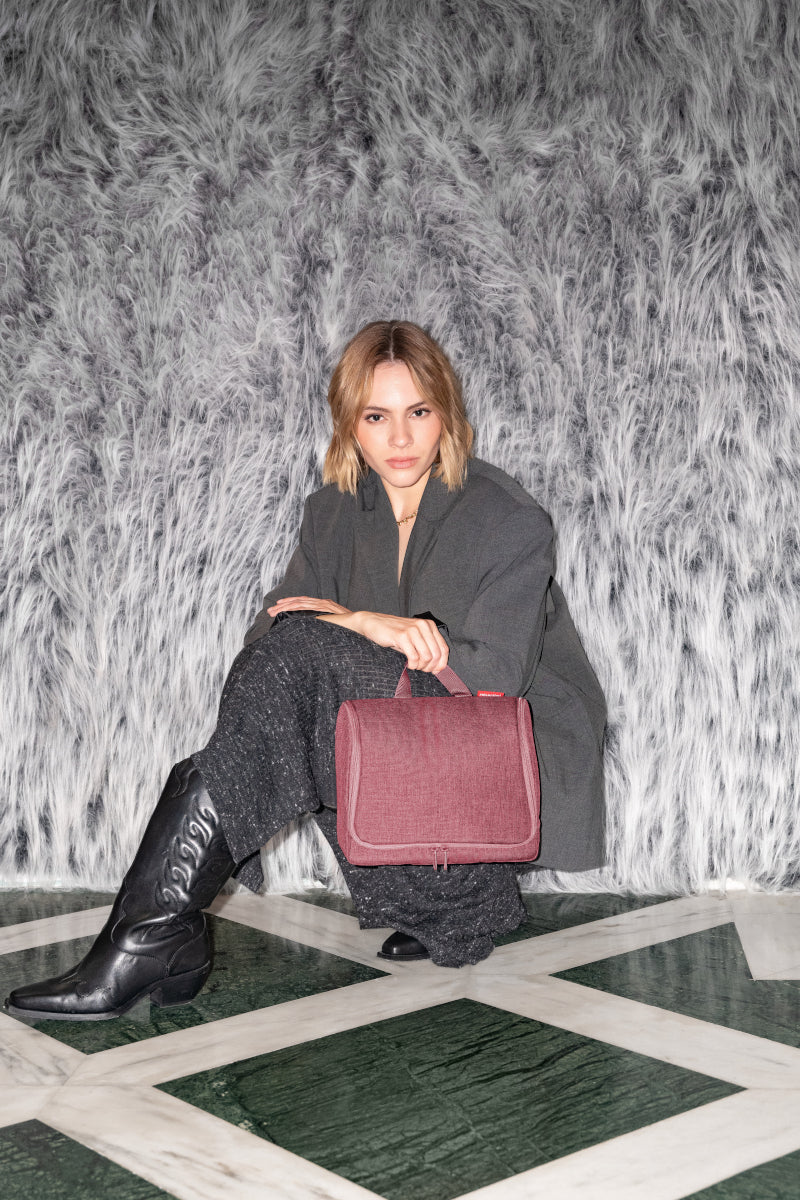 reisenthel toiletbag XL twist maroon Lifestyle 1