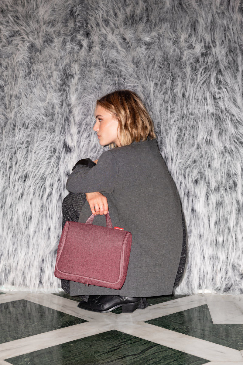 reisenthel toiletbag XL twist maroon Lifestyle 2