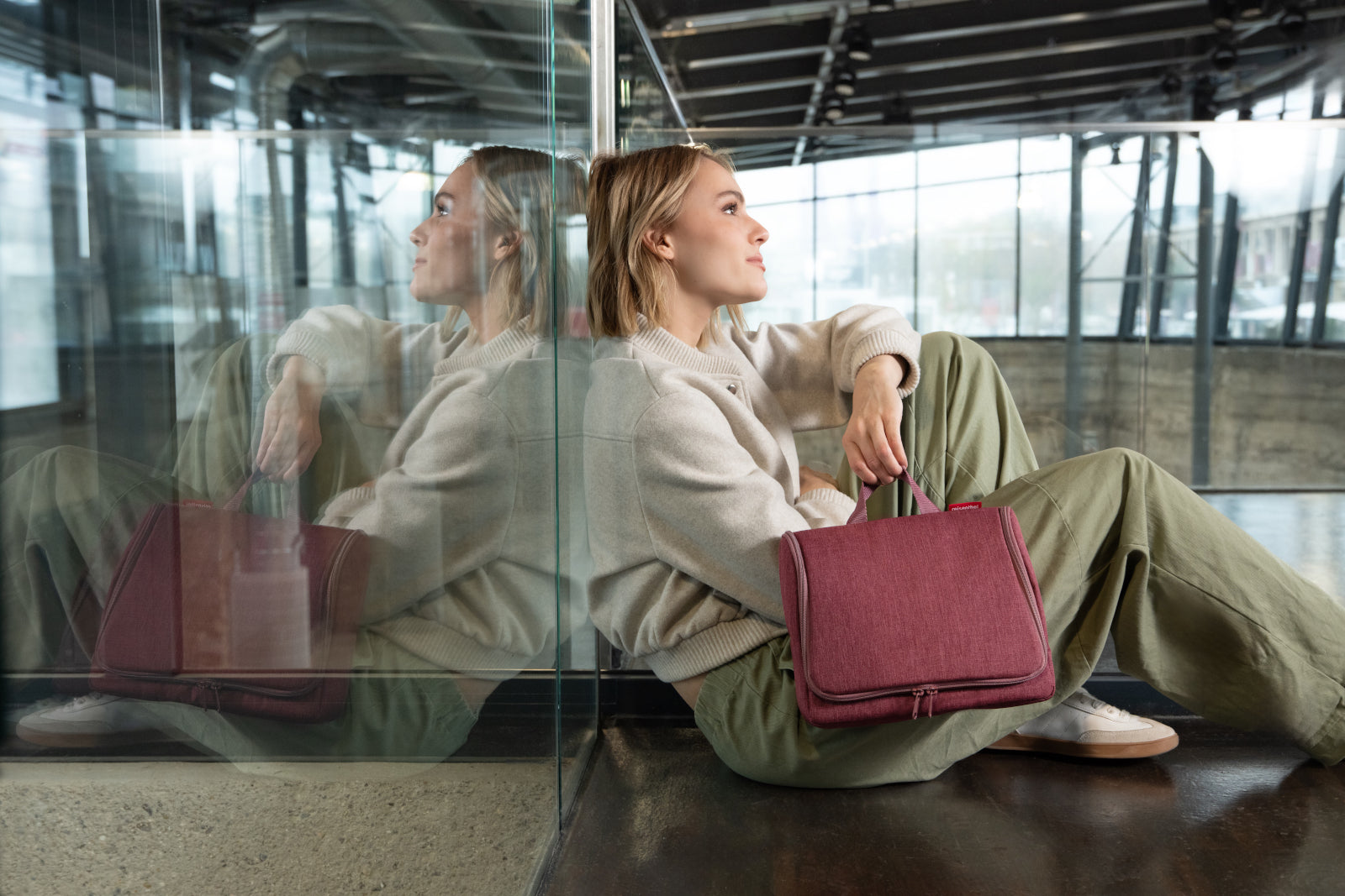 reisenthel toiletbag XL twist maroon Lifestyle 3