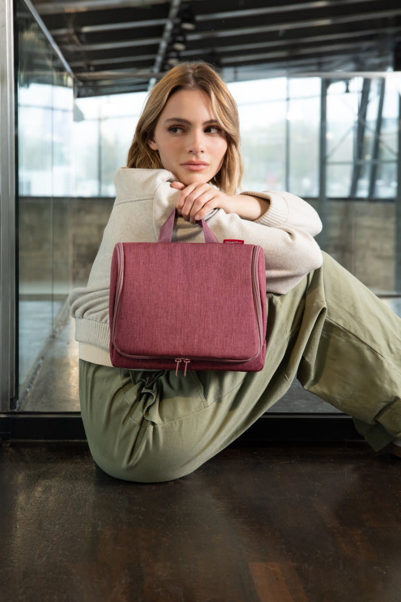 reisenthel toiletbag XL twist maroon Lifestyle 4