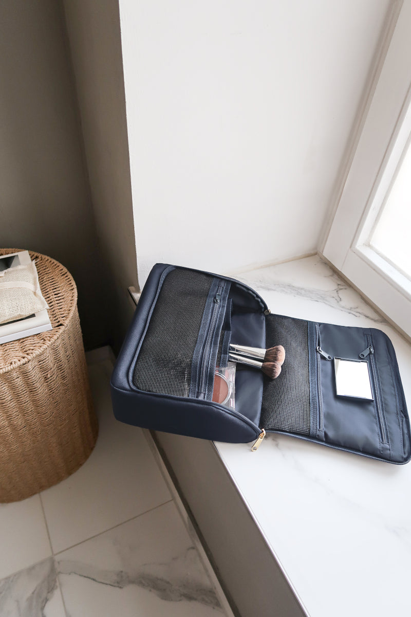 reisenthel toiletbag XL midnight gold Lifestyle 1