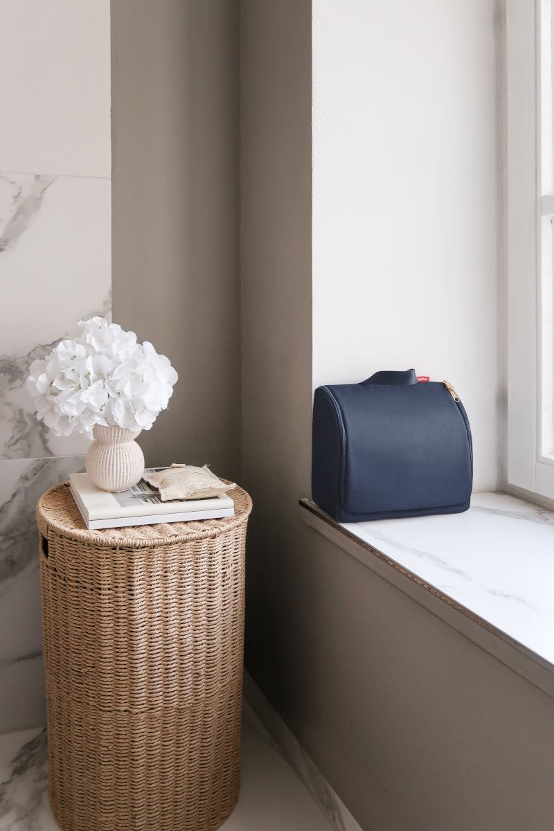 reisenthel toiletbag XL midnight gold Lifestyle 2